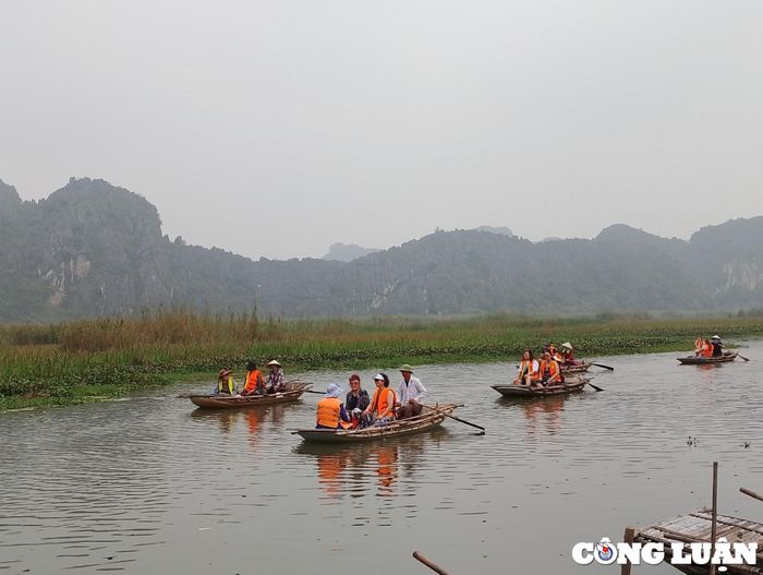 Đầm Vân Long: Đầm Vân Long là Khu bảo tồn đất ngập nước lớn nhất đồng bằng Bắc Bộ, với diện tích hơn 2.736 ha. Nơi đây giữ hai kỷ lục Việt Nam: có số lượng voọc mông trắng nhiều nhất và sở hữu “bức tranh tự nhiên lớn nhất” – núi Mèo Cào. Khu vực này còn nổi bật với khoảng 1.000 hang động đẹp và thảm thực vật đặc trưng của hệ sinh thái núi đá vôi.