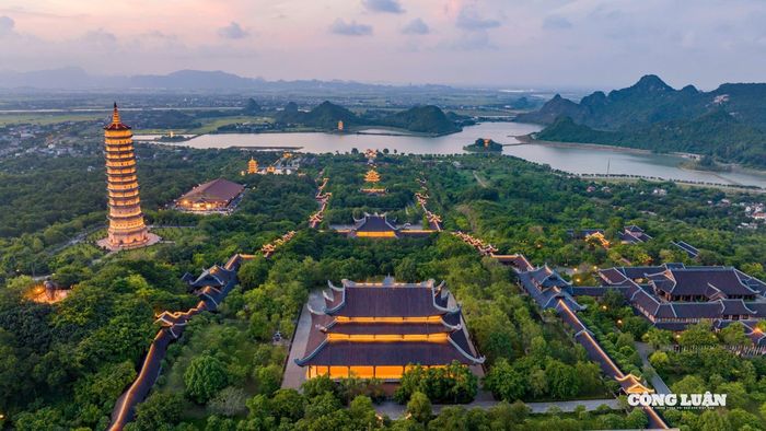 Chùa Bái Đính: Là một trong những ngôi chùa lớn nhất Việt Nam, chùa Bái Đính gây ấn tượng với kiến trúc hoành tráng và nhiều kỷ lục cấp quốc gia, châu Á. Quần thể gồm chùa cổ và chùa mới, nổi bật với các công trình như Bảo Tháp, cổng Tam Quan, Điện Tam Thế, Điện Pháp Chủ... Đến đây, du khách không chỉ được chiêm bái, cầu an mà còn có dịp khám phá nét đẹp văn hóa và kiến trúc Phật giáo độc đáo.