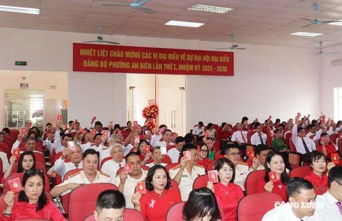 Các đại biểu biểu quyết thông qua các quyết nghị tại Đại hội.
