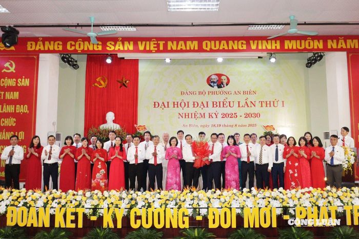 Đồng chí Vũ Tiến Phụng - Ủy viên Ban Thường vụ Thành ủy, Giám đốc Sở Nội vụ tặng hoa chúc mừng Ban Chấp hành Đảng bộ phường, nhiệm kỳ 2025 - 2030.