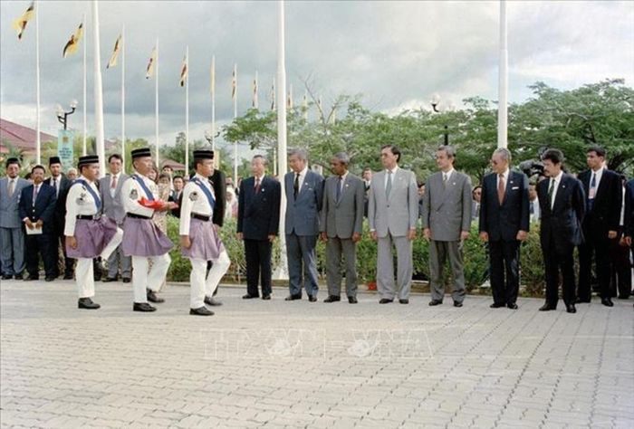  Quốc kỳ Việt Nam được đội tiêu binh Brunei rước qua các vị Bộ trưởng Ngoại giao ASEAN và các quan chức tham dự lễ kế kéo cờ Việt Nam tại Trung tâm Hội nghị Quốc tế ở Bandar Seri Begawan. 