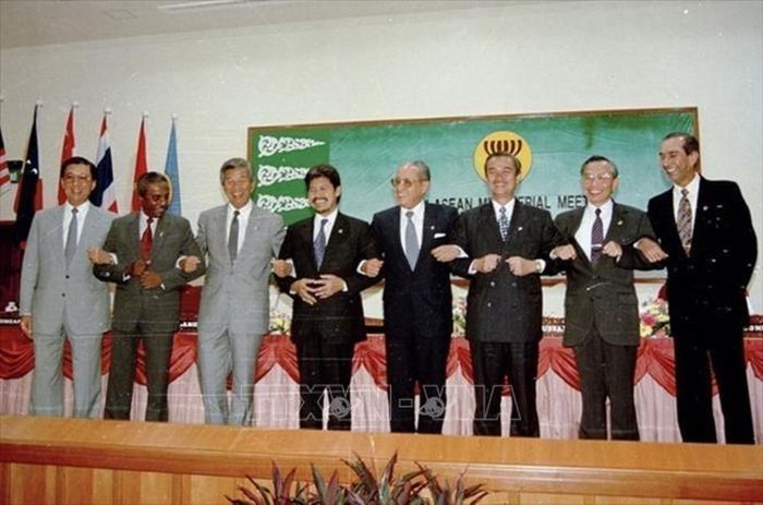  Bộ trưởng Ngoại giao Nguyễn Mạnh Cầm (thứ hai từ phải sang), Tổng Thư ký ASEAN và các ngoại trưởng ASEAN tại cuộc họp kết nạp Việt Nam trở thành thành viên chính thức của khối. 