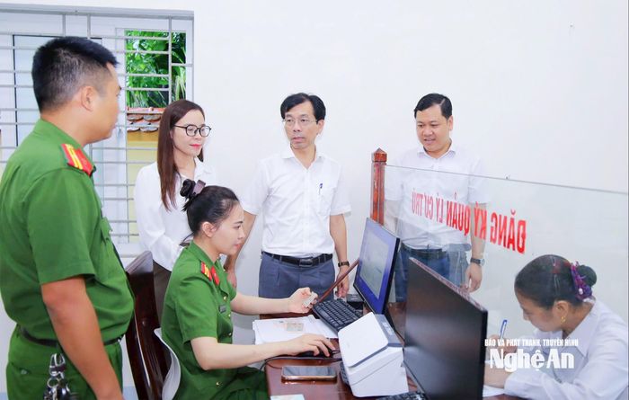 Lãnh đạo xã Lam Thành kiểm tra việc cấp đổi thẻ Đảng cho đảng viên. Ảnh: Đậu Kiều Hoa