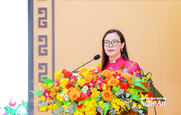 Đồng chí Cao Thị Hằng - Phó Bí thư Thường trực Đảng ủy xã trình bày Báo cáo chính trị tại đại hội. Ảnh: TL