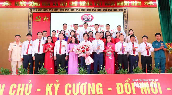 Ban Chấp hành Đảng bộ xã Lam Thành nhiệm kỳ 2025 -2030 nhận nhiệm vụ. Ảnh: TL