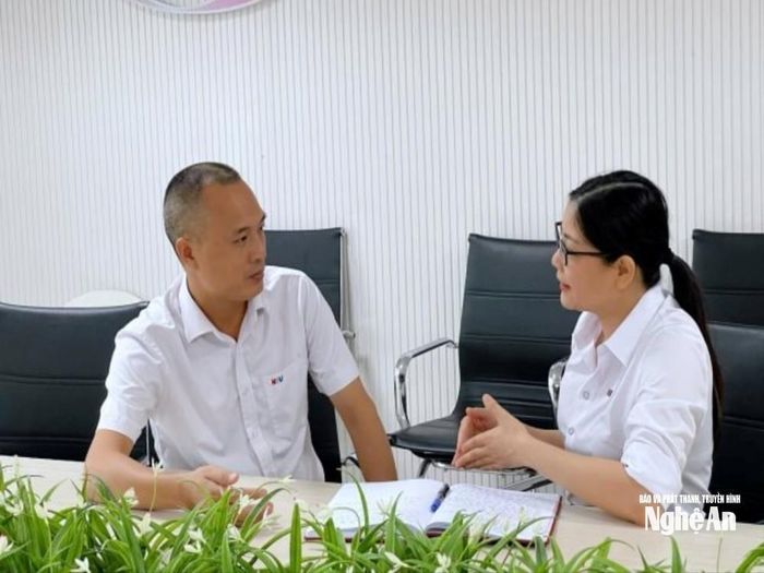Nhạc sĩ Quốc Nam và BTV Ngọc Hà trao đổi về nội dung chương trình. Ảnh: Phan Linh