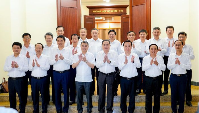 Các đồng chí Ủy viên Bộ Chính trị, Bí thư Trung ương Đảng, lãnh đạo các ban, bộ, ngành Trung ương chụp ảnh lưu niệm với Ban Thường vụ Tỉnh ủy, Tổ biên tập Tiểu ban Văn kiện Đại hội Đảng bộ tỉnh Nghệ An lần thứ XX, nhiệm kỳ 2025-2030. Ảnh: Phạm Bằng