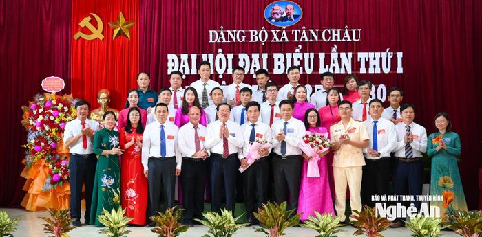 Đồng chí Phan Đình Trạc - Ủy viên Bộ Chính trị, Bí thư Trung ương Đảng, Trưởng Ban Nội chính Trung ương và các đại biểu cấp tỉnh chúc mừng Ban Chấp hành Đảng bộ xã Tân Châu nhiệm kỳ 2025 - 2030. Ảnh: Thành Cường