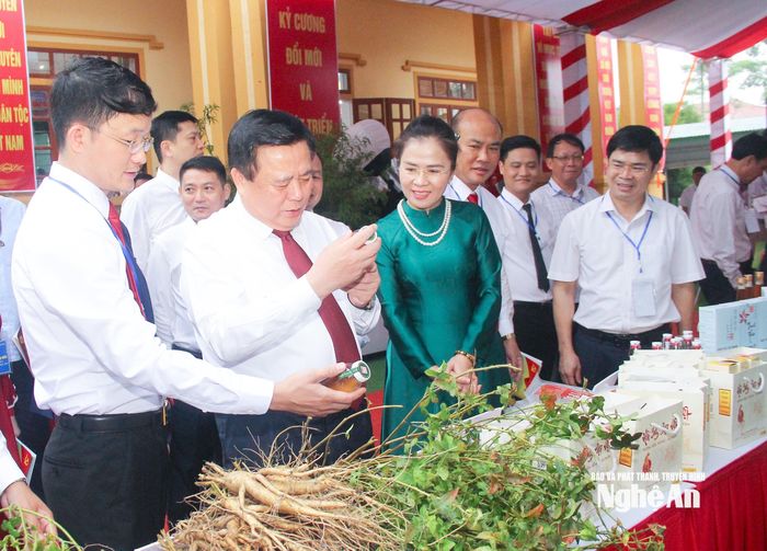 Lãnh đạo Trung ương và tỉnh tham quan gian hàng đặc sản của xã Bích Hào được trưng bày bên lề Đại hội. Ảnh: Mai Hoa