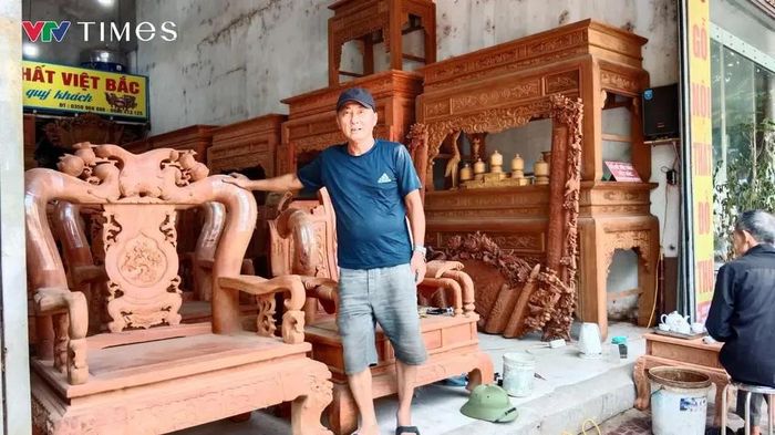 Các nghệ nhân cao niên vẫn thổi hồn cho mộc Xuân Lãng bay xa. Ảnh: Xuân Hiền.