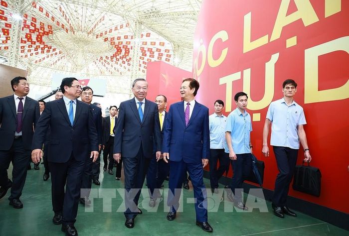 Tổng Bí thư Tô Lâm và Thủ tướng Phạm Minh Chính tham quan trưng bày thành tựu của đất nước tại Trung tâm Hội chợ Triển lãm Quốc gia. Ảnh: Dương Giang-TTXVN 
