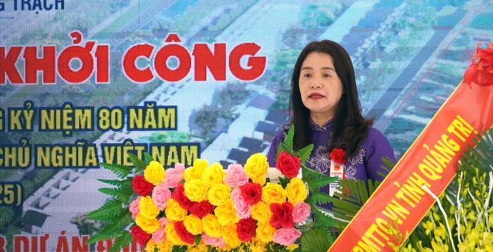 Ủy viên Ban Thường vụ, Chủ nhiệm Ủy ban Kiểm tra Tỉnh ủy Hồ Thị Thu Hằng phát biểu tại lễ khởi công - Ảnh: N.M