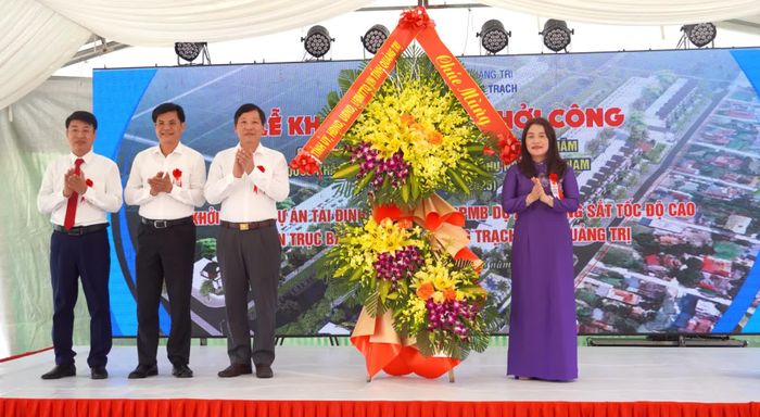 Ủy viên Ban Thường vụ, Chủ nhiệm Ủy ban Kiểm tra Tỉnh ủy Hồ Thị Thu Hằng tặng hoa chúc mừng tại lễ khởi công - Ảnh: N.M