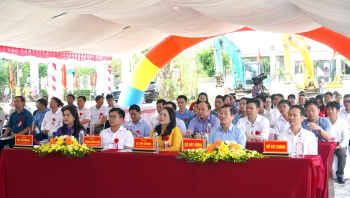 Đại biểu dự lễ khởi công - Ảnh: N.M