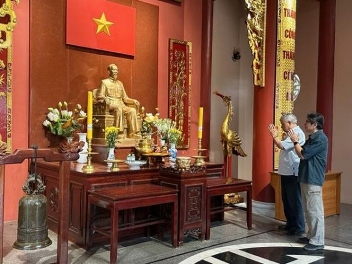 Tác giả và đồng nghiệp viếng Bác tại Khu tưởng niệm Chủ tịch Hồ Chí Minh ở Xiengvang.