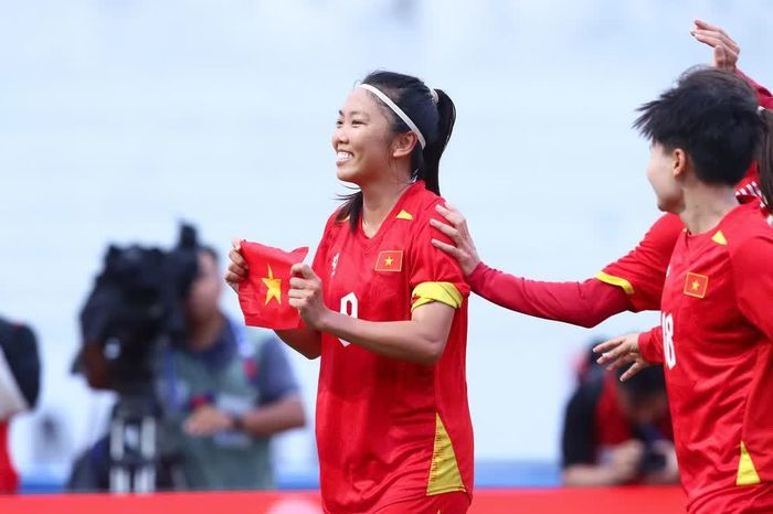 Bóng đá nữ muốn có thêm nhiều cầu thủ như Huỳnh Như thì cần phải có một V-League cho các cầu thủ nữ. Ảnh: Hoàng Linh