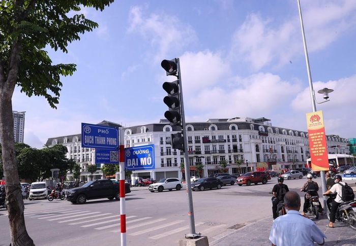 Ngã tư đường Lê Quang Đạo kéo dài và đường Đại Mỗ, phường Đại Mỗ, thành phố Hà Nội (Điểm giao giữa phố Bạch Thành Phong và phố Lê Giản). Ảnh: Văn Điệp – TTXVN