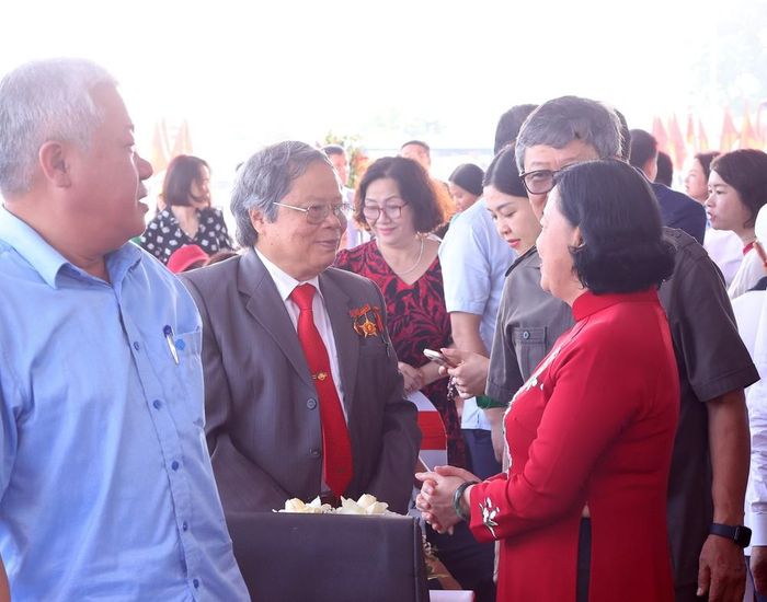Bí thư Thành ủy Hà Nội Bùi Thị Minh Hoài với thân nhân gia đình đồng chí Bạch Thành Phong. Ảnh: Văn Điệp – TTXVN