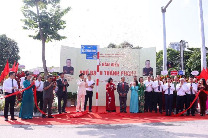 Các đại biểu thực hiện nghi thức gắn biển tuyến phố Bạch Thành Phong. Ảnh: Văn Điệp – TTXVN
