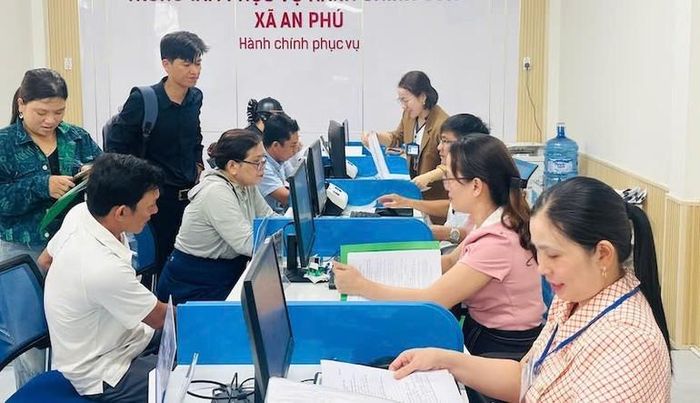  Cán bộ, viên chức xã An Phú hướng dẫn thủ tục hành chính cho người dân vùng biển Quảng Ngãi. 