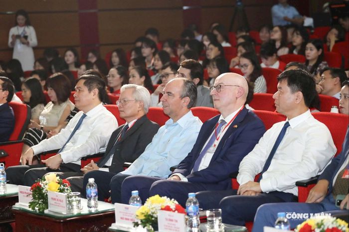 Các đại biểu tham dự lễ công bố dự án trải nghiệm “Trở về thời khắc thiêng liêng”, diễn ra chiều 20/8.