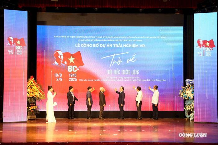 Các đại biểu kích hoạt dự án trải nghiệm VR “Trở về thời khắc thiêng liêng”.