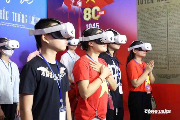 Những âm thanh, hình ảnh được tái hiện sống động bằng công nghệ VR, AR và Holobox giúp khán giả cảm nhận như đang sống trong chính khoảnh khắc lịch sử.