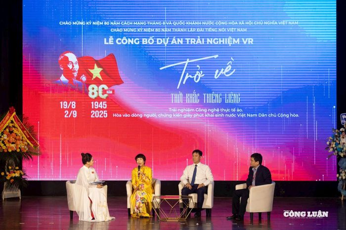 Các đại biểu trao đổi, chia sẻ kỳ vọng về sức lan tỏa của dự án “Trở về thời khắc thiêng liêng”.