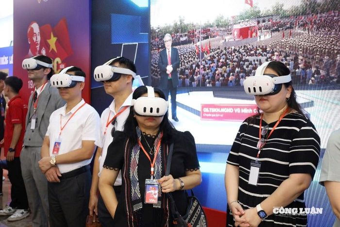 Các khách mời quốc tế trải nghiệm công nghệ VR “Trở về thời khắc thiêng liêng”.
