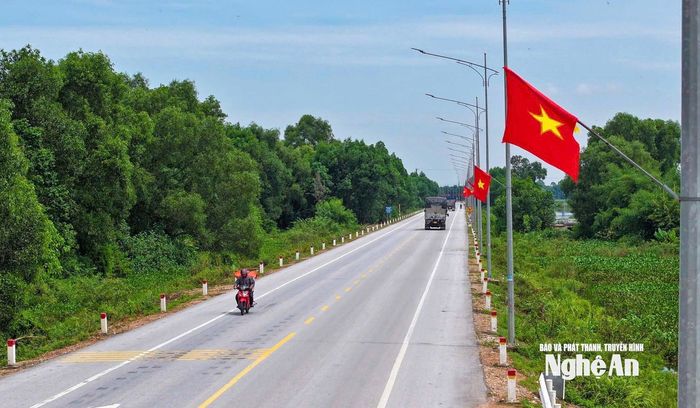Một đoạn đường ven biển qua địa bàn xã An Châu. Ảnh: Đình Tuyên