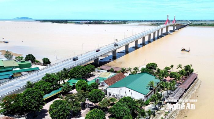 Điểm cuối của đường ven biển qua địa bàn Nghệ An là cầu Cửa Hội bắc qua sông Lam. Ảnh: Xuân Hoàng