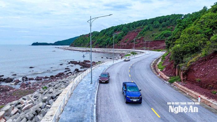 Đường ven biển qua bãi biển Cửa Hiền. Ảnh: Đình Tuyên