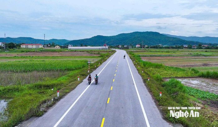 Tuyến đường ven biển chạy qua những cánh đồng trù phú của xã An Châu. Ảnh: Đình Tuyên