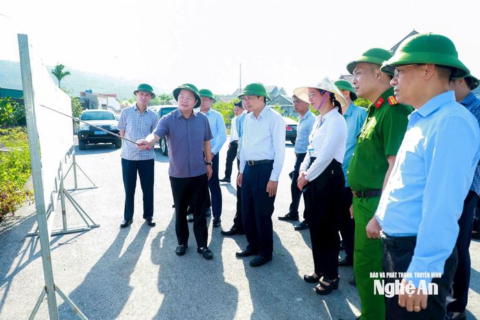 Ngày 11/8, đồng chí Lê Hồng Vinh - Phó Bí thư Tỉnh ủy, Chủ tịch UBND tỉnh kiểm tra hiện trường dự án đường ven biển để chuẩn bị tổ chức khánh thành chào mừng kỷ niệm 80 năm Quốc khánh. Ảnh: Thành Duy