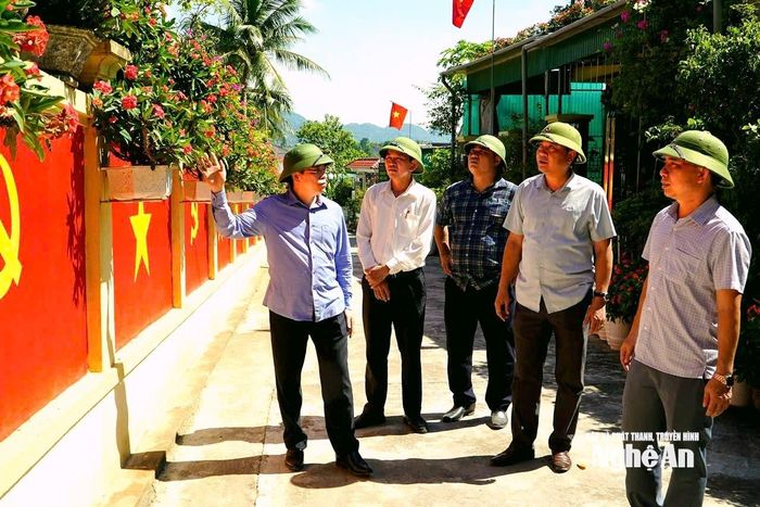 Đồng chí Lê Văn Ngọc - Bí thư Đảng ủy xã Tân Kỳ cùng các đồng chí trong Đảng ủy xã kiểm tra công tác tuyên truyền Đại hội Đảng tại cơ sở. Ảnh: Phương Thảo