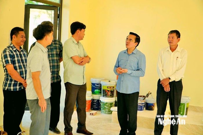 Lãnh đạo Đảng ủy xã Tân Kỳ đôn đốc các nhà thầu đẩy nhanh tiến độ công trình trước dịp đại hội Đảng. Ảnh: Phương Thảo