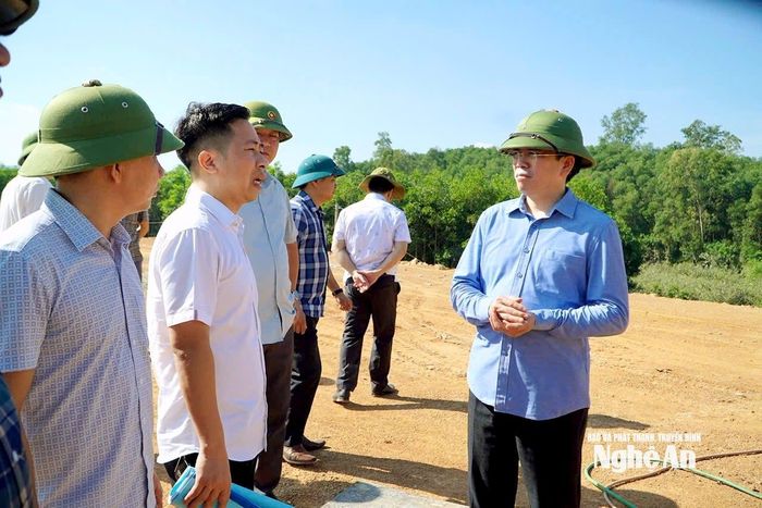 Đồng chí Lê Văn Ngọc - Bí thư Đảng ủy xã Tân Kỳ kiểm tra tiến độ các công trình trọng điểm trên địa bàn. Ảnh: Phương Thảo