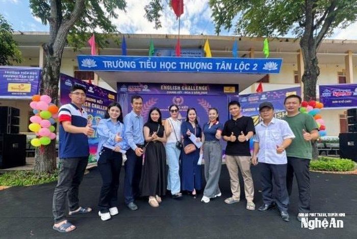 Ekip trước giờ G tại Trường Tiểu học Thượng Tân Lộc 2.