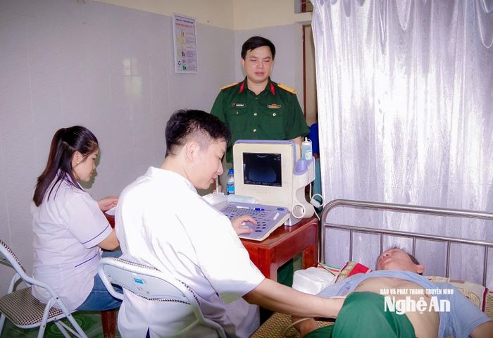 Các bác sĩ thực hiện khám sức khỏe cho người dân xã Nhôn Mai. Ảnh: Thành Chung
