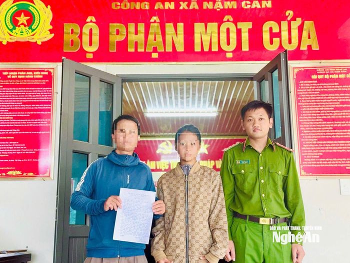Công an xã Nậm Cắn bàn giao cháu bé H. về với gia đình. Ảnh: Phạm Thủy