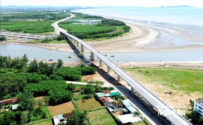 Cầu Lạch Vạn, 1 trong 8 cây cầu trên tuyến đường ven biển qua địa bàn Nghệ An. Ảnh: Xuân Hoàng