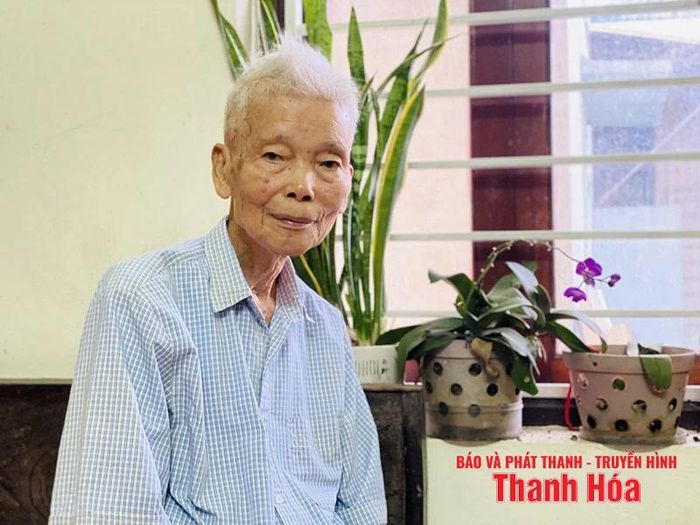 Ông Lê Huy Sâm (94 tuổi, xã Hoằng Lộc) - người từng tham gia dạy các lớp bình dân học vụ sau khi Cách mạng Tháng Tám thành công tại xã Hoằng Lộc.