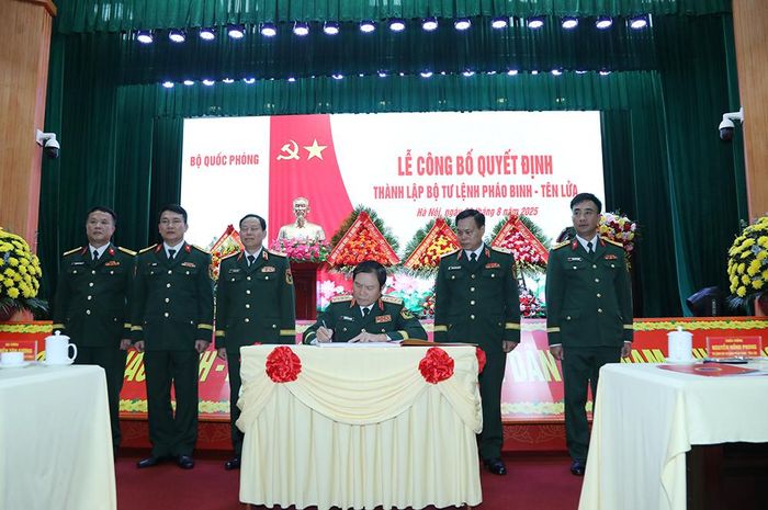 Đại tướng Nguyễn Tân Cương ghi sổ vàng truyền thống của Bộ Tư lệnh Pháo binh - Tên lửa.