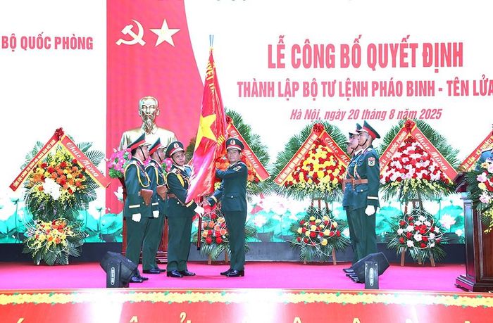 Đại tướng Nguyễn Tân Cương trao Quân kỳ Quyết thắng cho Bộ tư lệnh Pháo binh - Tên lửa.