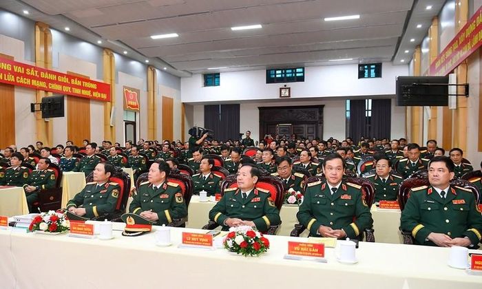 Các đại biểu tại buổi lễ.