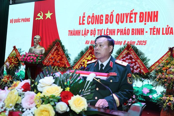 Thiếu tướng Nguyễn Hồng Phong, Tư lệnh Bộ tư lệnh Pháo binh - Tên lửa phát biểu tại buổi lễ.