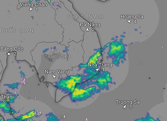 Ảnh vệ tinh lúc 5 giờ 30 cho thấy các ổ mây gây mưa lớn ở phía Nam nước ta sáng nay 21-8