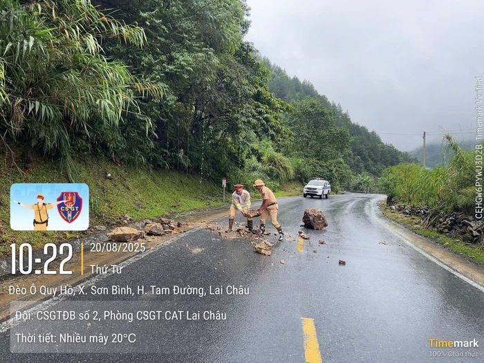  CSGT tỉnh Lai Châu trực tiếp dọn dẹp đá rơi rải rác trên đường, dọc Quốc lộ 4D gần đèo Ô Quy Hồ, ngày 20-8 