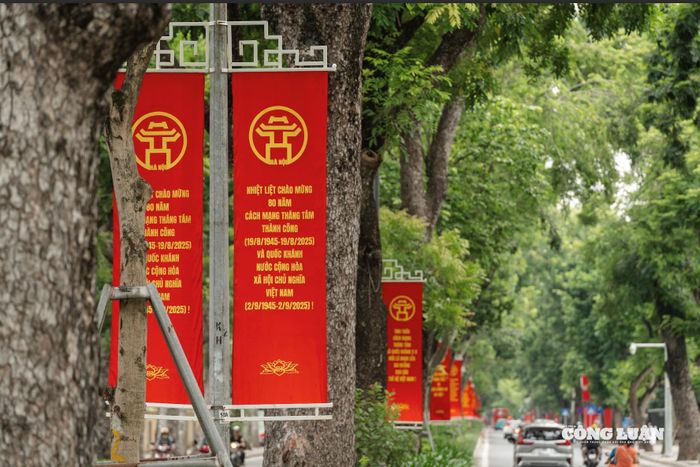 Từ những con phố lớn đến các điểm du lịch của Hà Nội, khắp nơi đều tràn ngập sắc đỏ của cờ Tổ quốc. Trong đó, khu vực Quảng trường Ba Đình, Lăng Chủ tịch Hồ Chí Minh, cờ hoa được treo tạo không khí hân hoan chào mừng ngày Đại lễ của dân tộc.