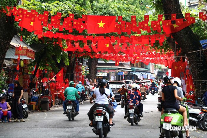 Những lá cờ đỏ sao vàng tung bay phấp phới trên khắp các tuyến phố của Thủ đô Hà Nội.